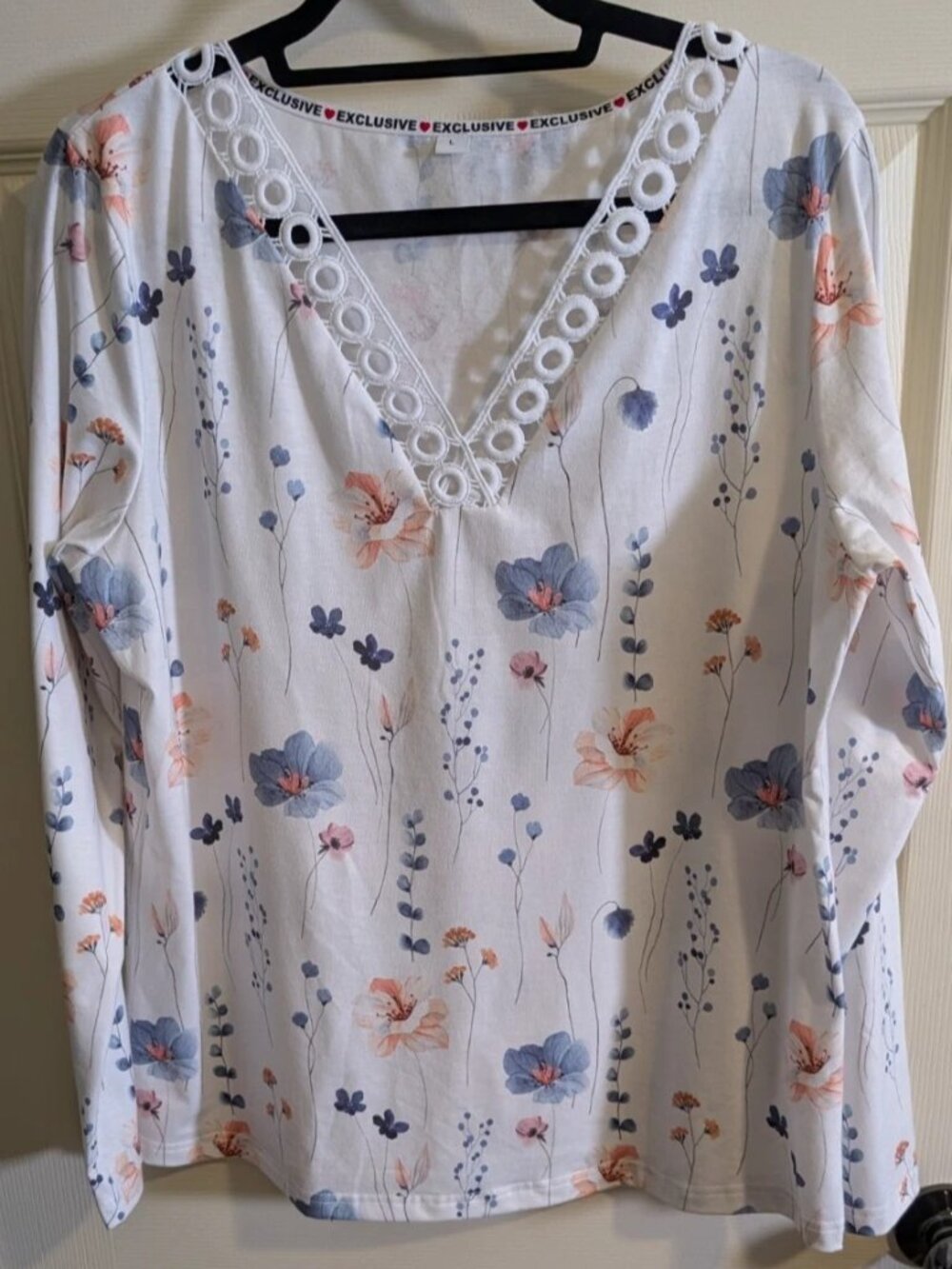 Exclusive Womens Size L Multicolored Floral Long Sleeve T-Shirt